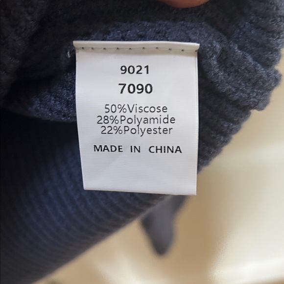 Amazon sweater brand new without tags ! - Picture 5 of 5